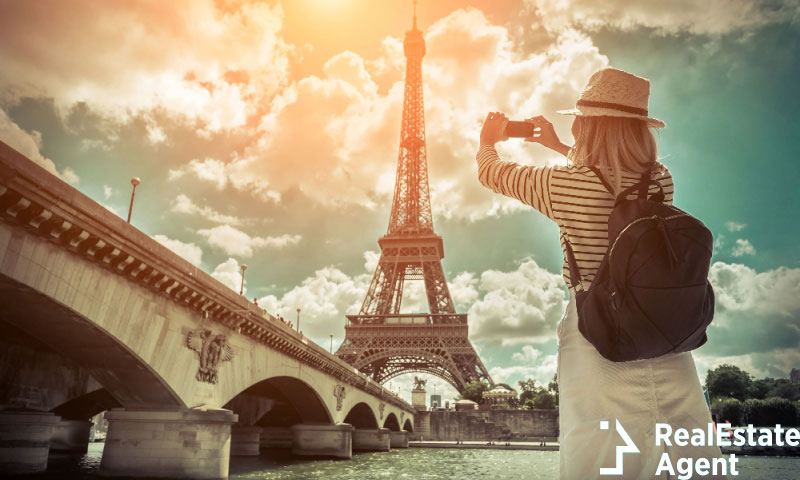 woman tourist selfie in front of eiffel tower