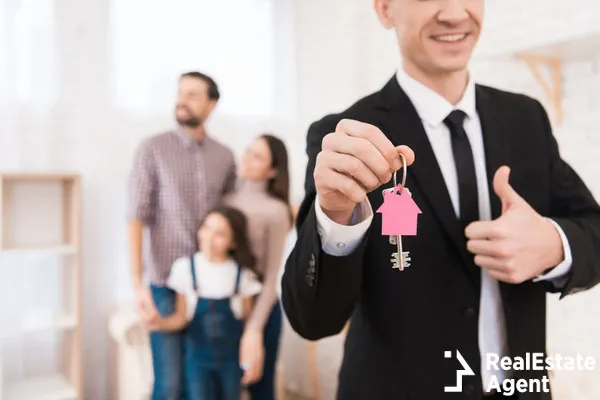 realtor in suit hold keys