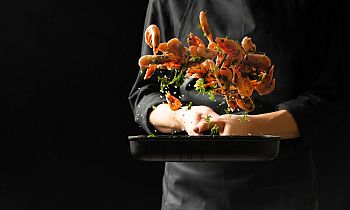 chef prepare shrimps