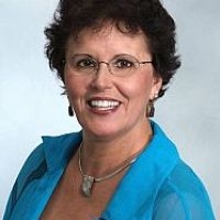 Suzanne Dana real estate agent